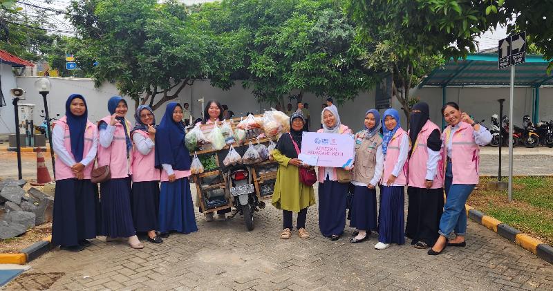 Apresiasi Pedagang Kecil Wanita di momen Hari Ibu, YBM dan Srikandi PLN UID Lampung Salurkan Bantuan