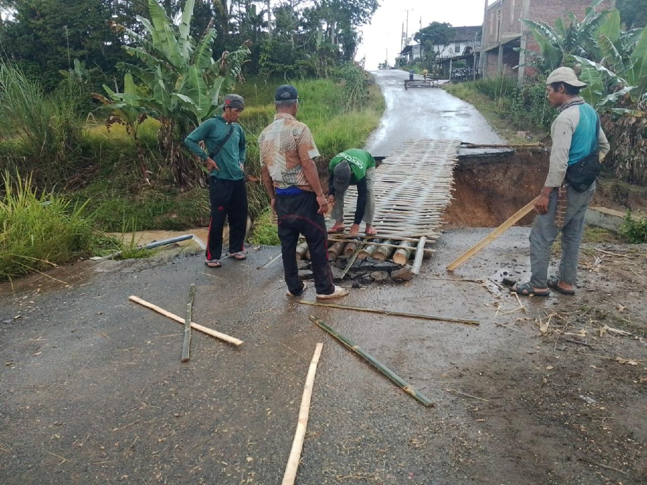 Jalan Putus Diterjang Banjir, Warga Gedungsurian Bangun Jembatan Bambu Darurat