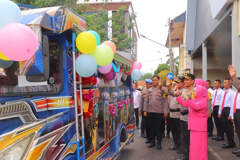 Purna Bakti, 7 Personel Polresta Bandar Lampung Dilepas dengan Naik Mobil Odong-Odong