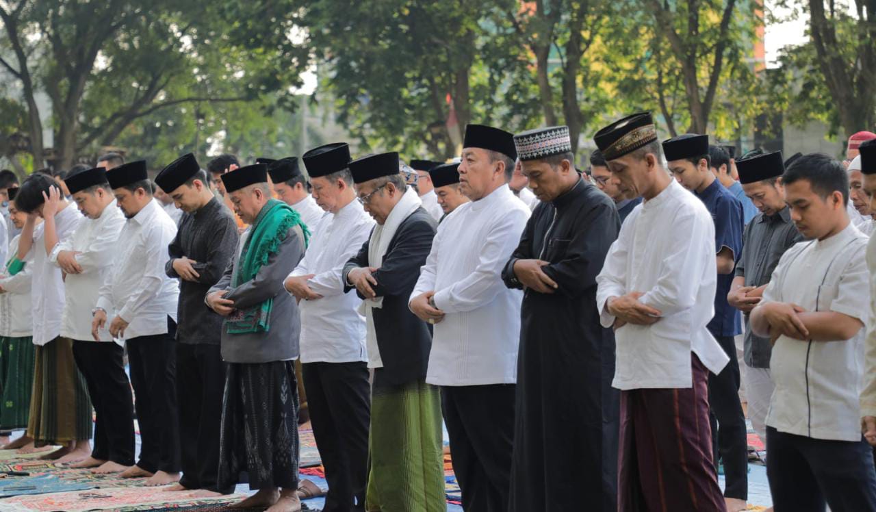 Gubernur Lampung Arinal Djunaidi Sholat Idul Adha di Lapangan Saburai