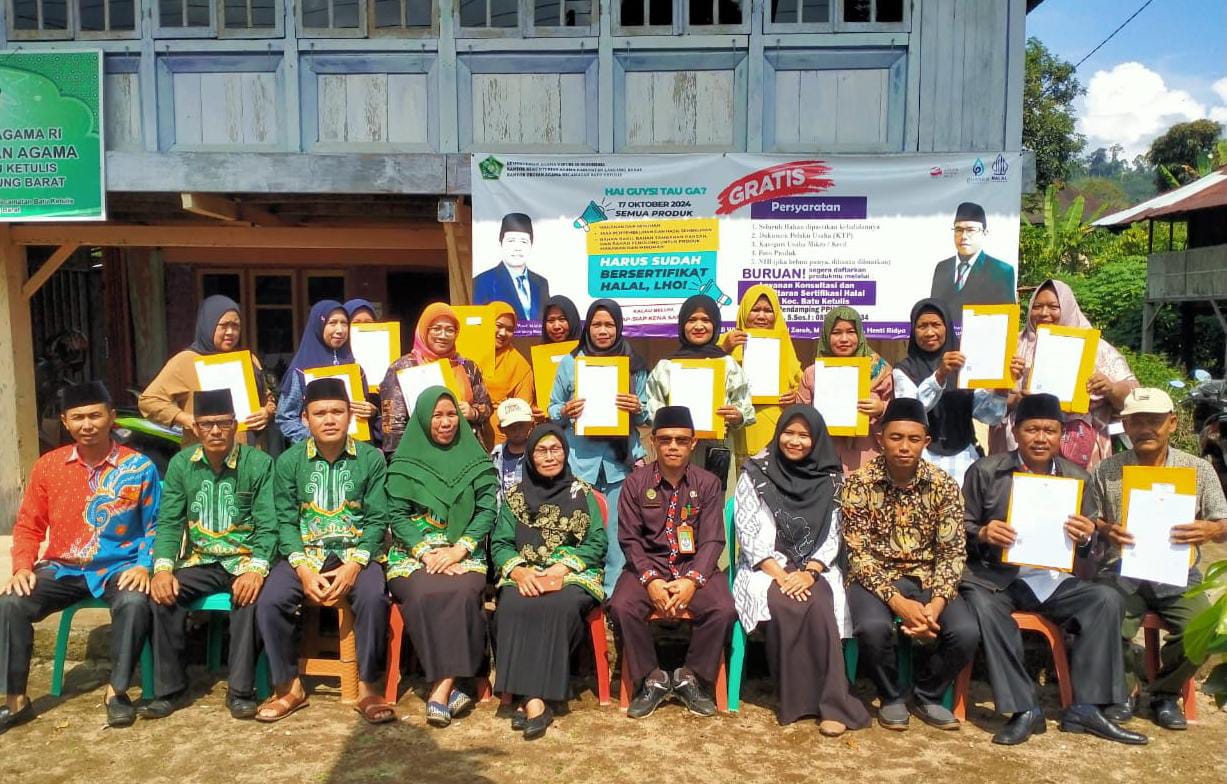 KUA Batu Ketulis Serahkan Sertifikat Halal Gratis Kepada 35 UMKM