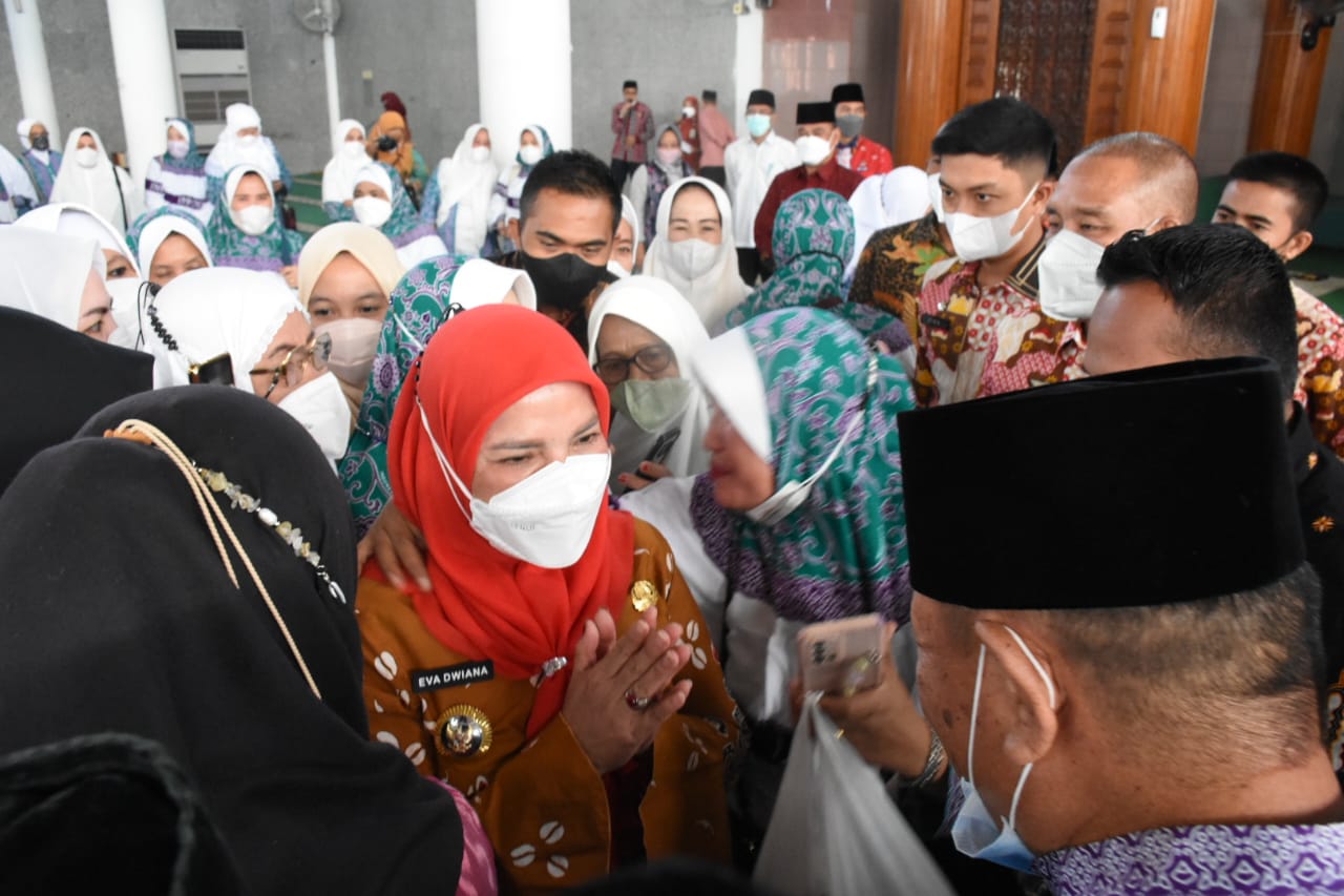 Walikota Eva Dwiana Hadiri Pelepasan Jamaah Haji
