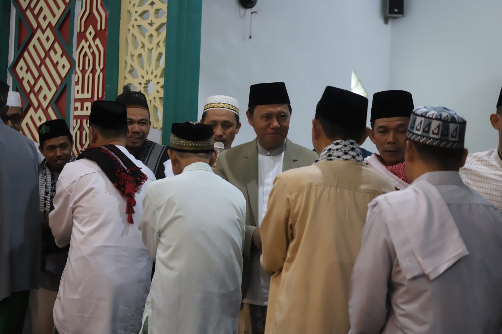 Pj Bupati Lampung Barat, Dandim dan Ketua MUI Shalat Ied di Masjid Agung Baiturrahim