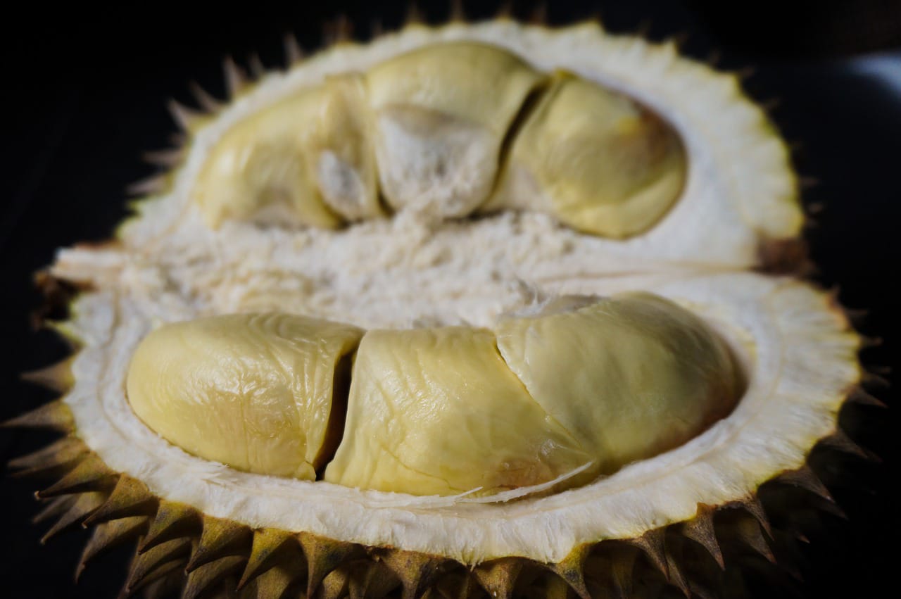 Makan Durian, Apa Saja Manfaat dan Risikonya?