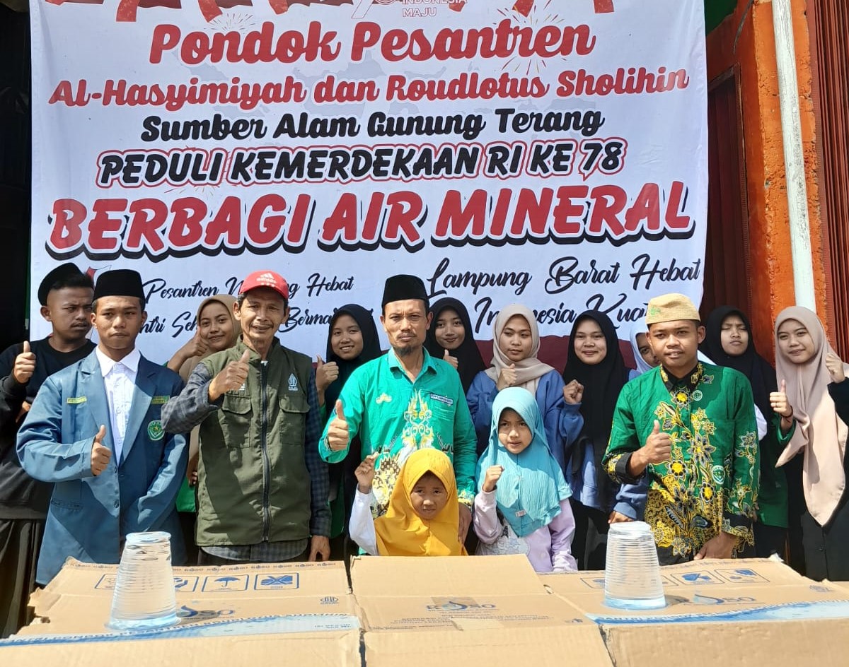 Bagikan Ribuan Gelas Air Mineral, Ponpes Alhasyimiyah dan Roudhotus Sholihin Ikut Meriahkan HUT RI Ke-78