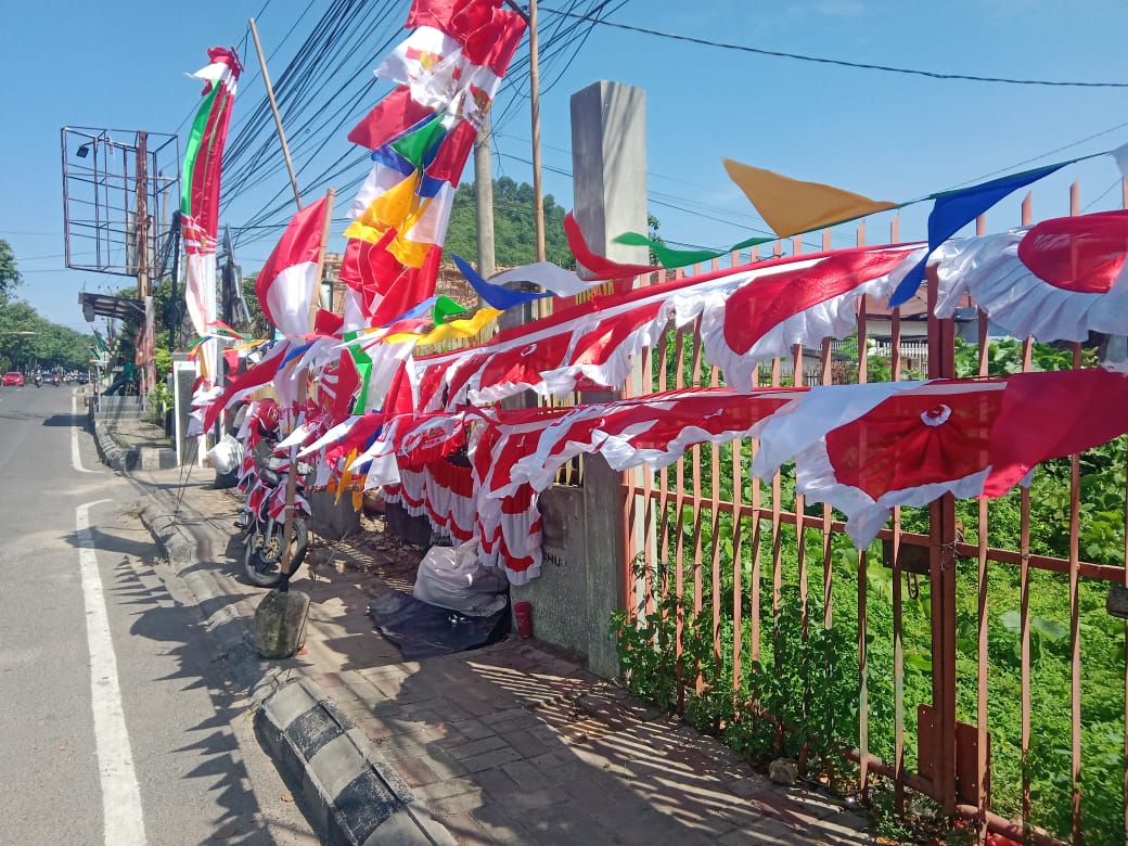 Jelang Perayaan Hari Kemerdekaan, Pedagang Bendera Merah Putih Mulai Bermunculan