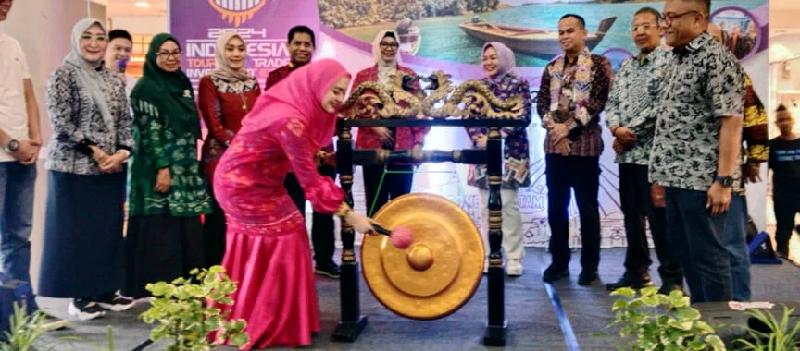 Plt.Ketua Dekranasda  Nuri Maulida  Promosikan Kerajinan Khas Lampung Selatan di ITTIE Batam