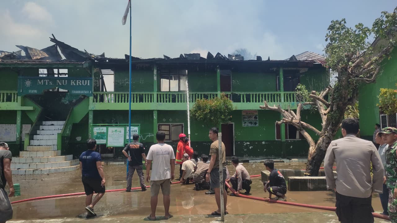 Dua Gedung MTS NU Krui Ludes Terbakar, Petugas Damkar Masih Berjibaku Padamkan Api