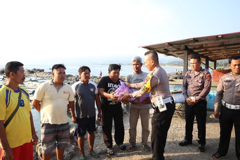 Satlantas Polres Pesisir Barat Bagikan Paket Sembako ke Nelayan