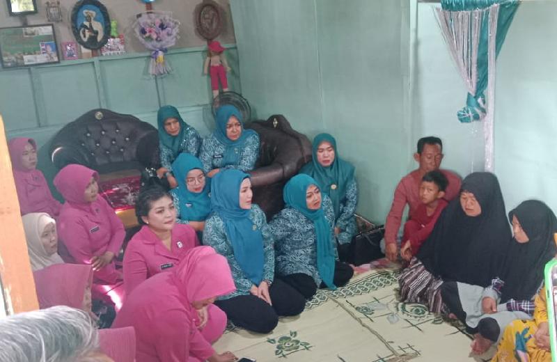 Bhayangkari Polres Lampung Utara Sambangi Siswi SMP Korban Pemerkosaan 