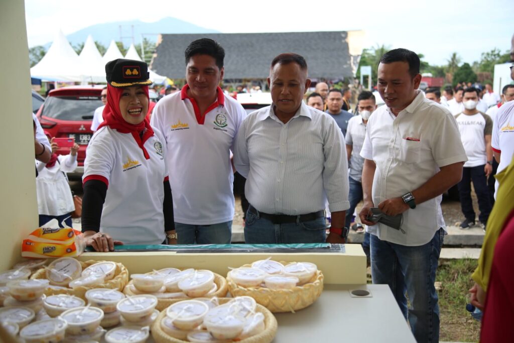 Bupati Nanang Keliling Lapak Bazar UMKM dan Pameran Bonsai