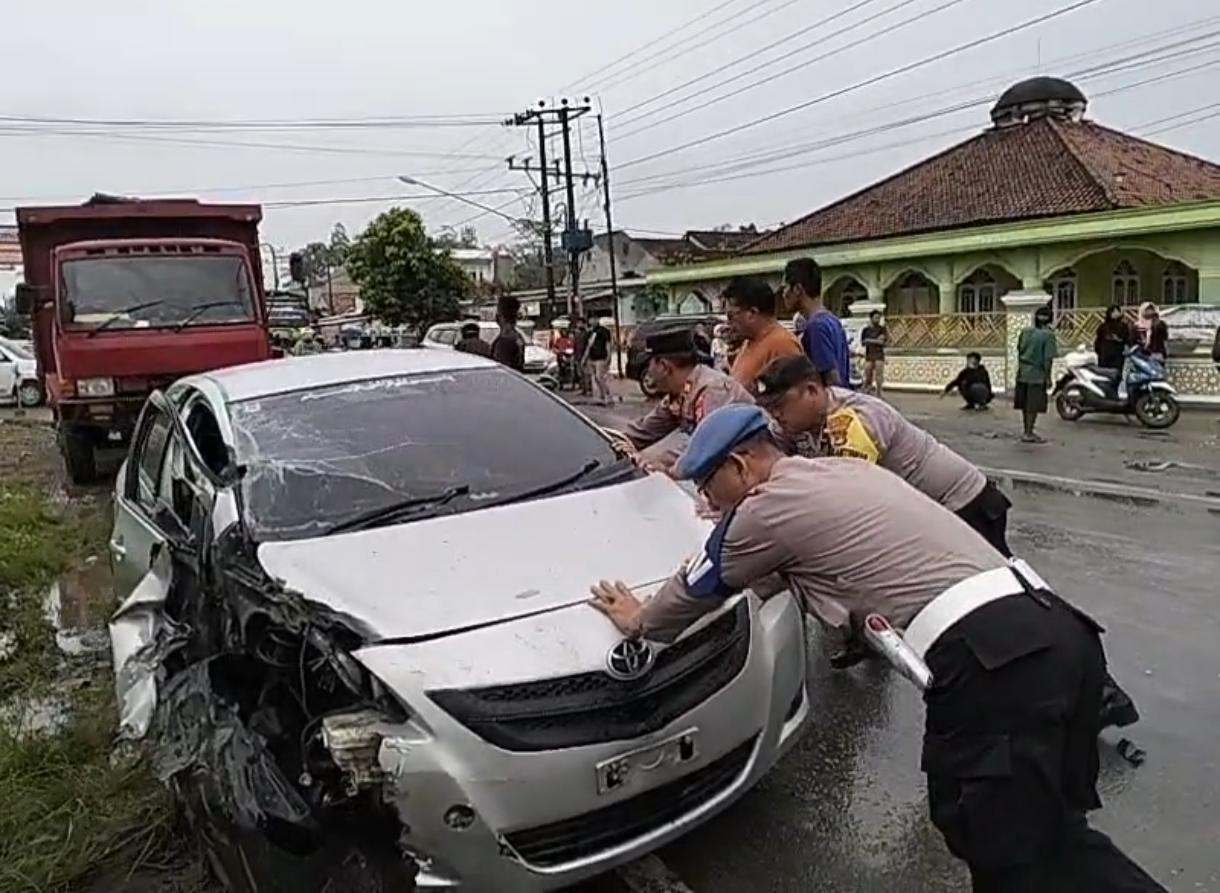 Kecelakaan Jalinsum Lampung Utara, Polisi Lakukan Evakuasi dan Olah TKP
