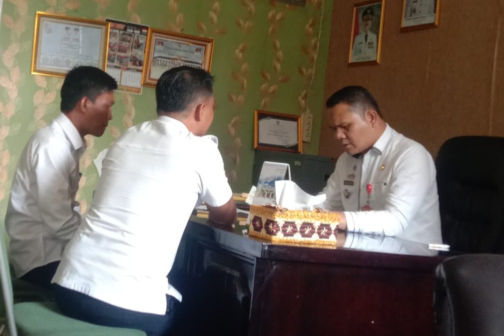 Plt Inspektur Janji Tinjau Proyek Lapen Desa Gedung Ketapang yang Diduga Asal Jadi
