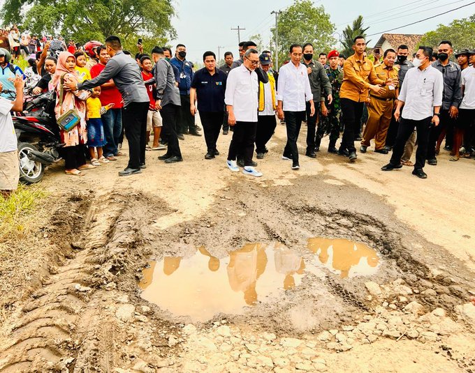 Tinjau Jalan Berlumpur di Lampung Tengah, Jokowi Janji Perbaikan Rampung dalam 6 Bulan