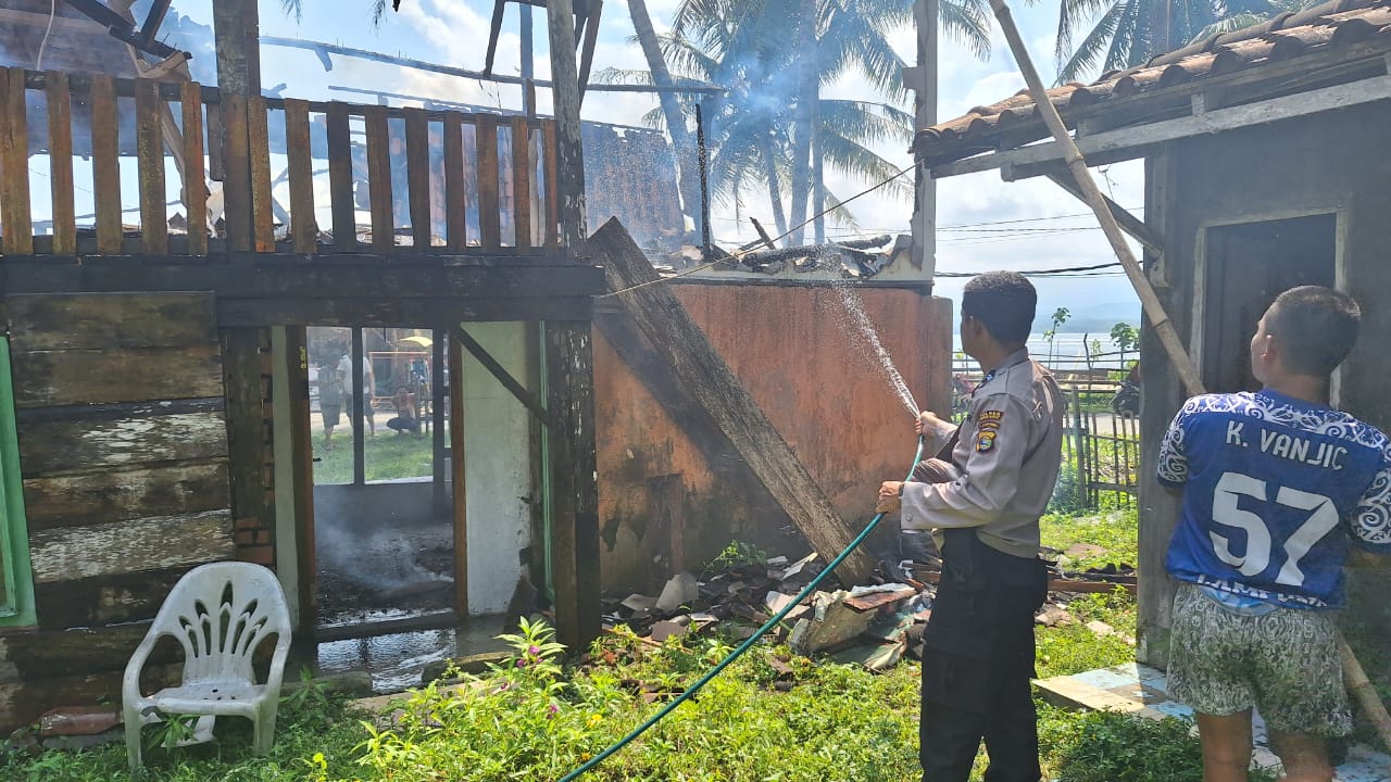 Diduga Akibat Korsleting, Salah Satu Toko di Tanjung Setia Terbakar