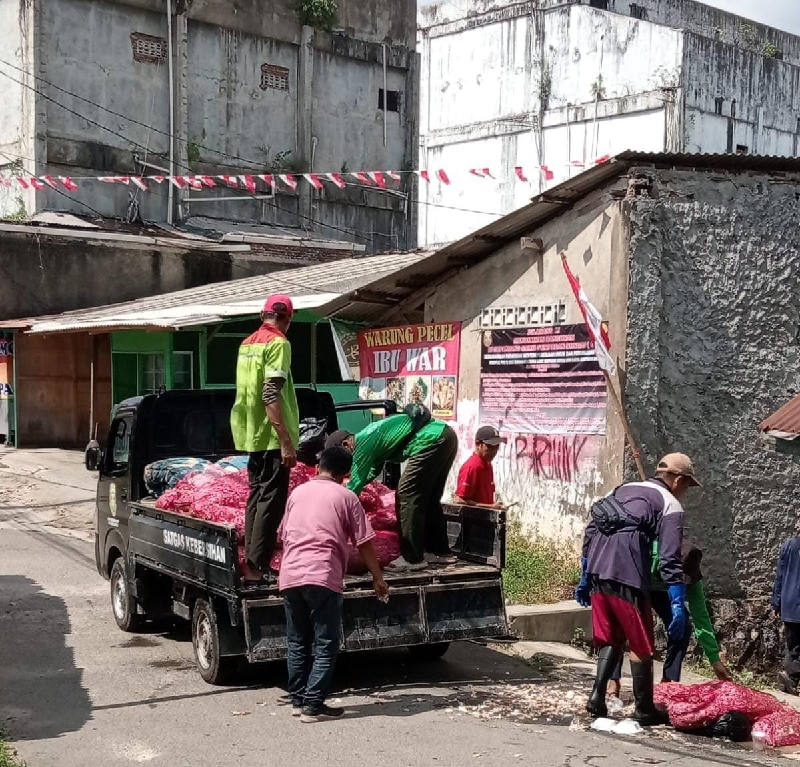 DLH Bersihkan Sampah di Sungai Pasar Pasir Gintung, Warga Diminta Lebih Peduli Lingkungan