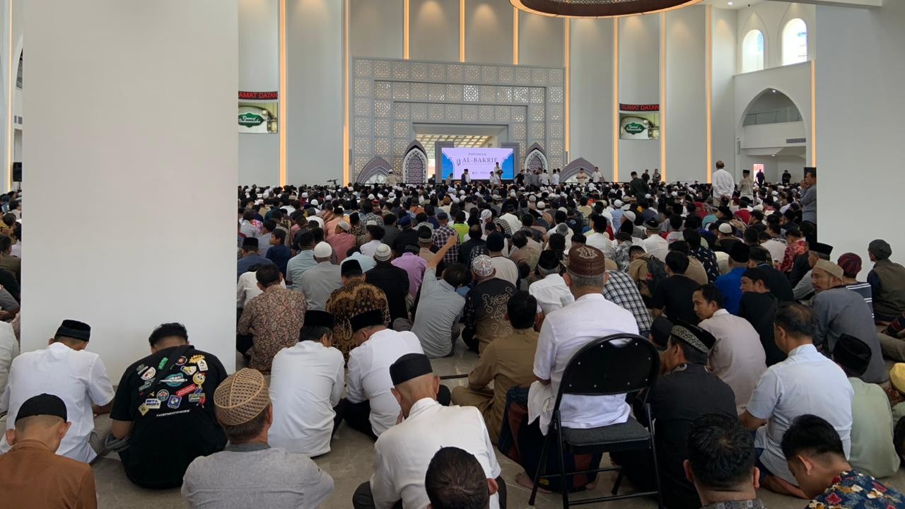 Sholat Jumat Perdana di Masjid Raya Al-Bakrie Disesaki Jamaah