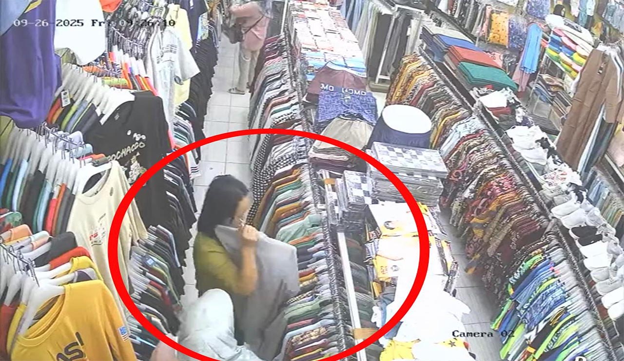 Viral! Tiga Wanita Terekam CCTV Diduga Curi Barang di Toko Serba 35 Liwa