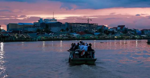 Serunya Menyusuri Sungai Banjarmasin dengan Kelotok