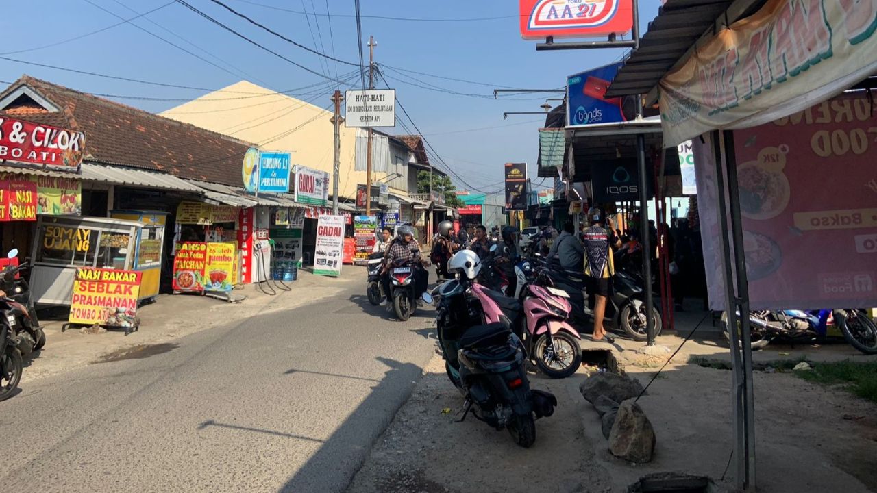 Parkir Sembarangan di Bahu Jalan Menuju UNILA Ganggu Lalu Lintas, Didominasi Mahasiswa dan Pelajar