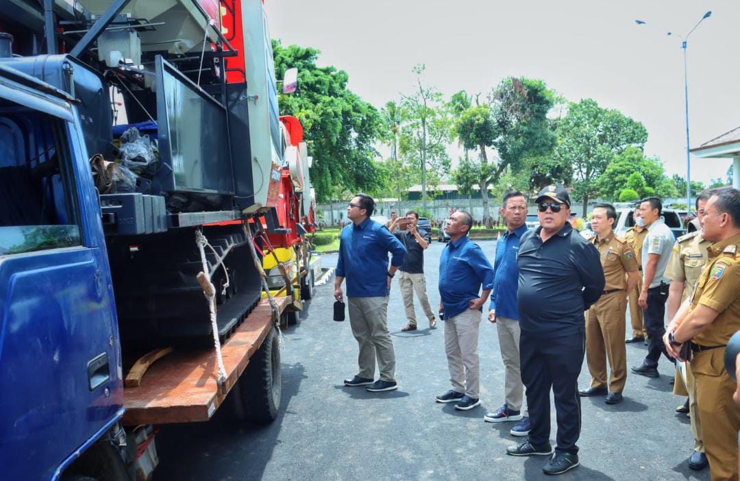 Gubernur Arinal Terima Kendaraan Combine Harvester dari PT. Bukit Asam