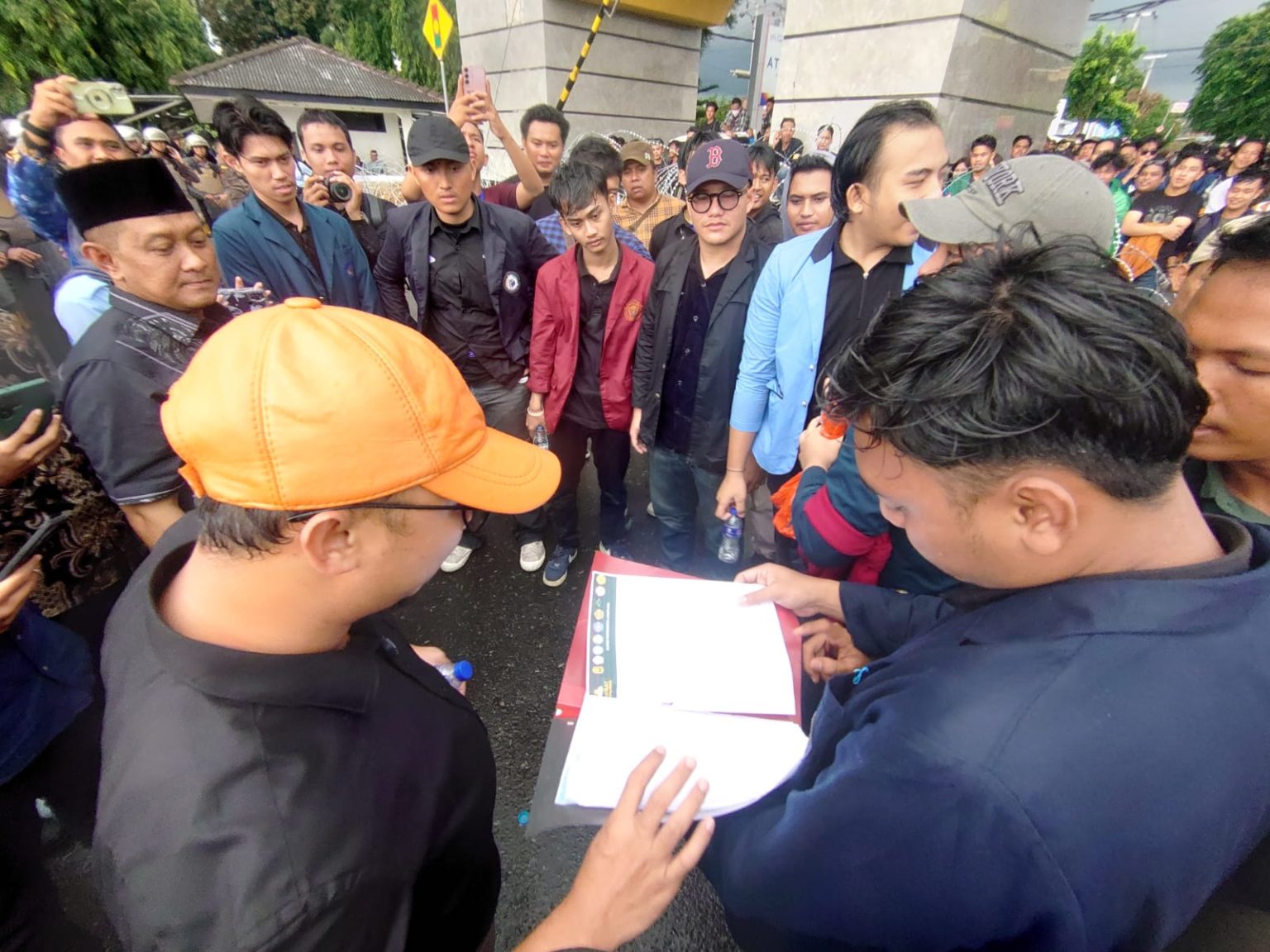 Anggota DPRD Fraksi PKS Syukron dan Puji Temui Mahasiswa Demo