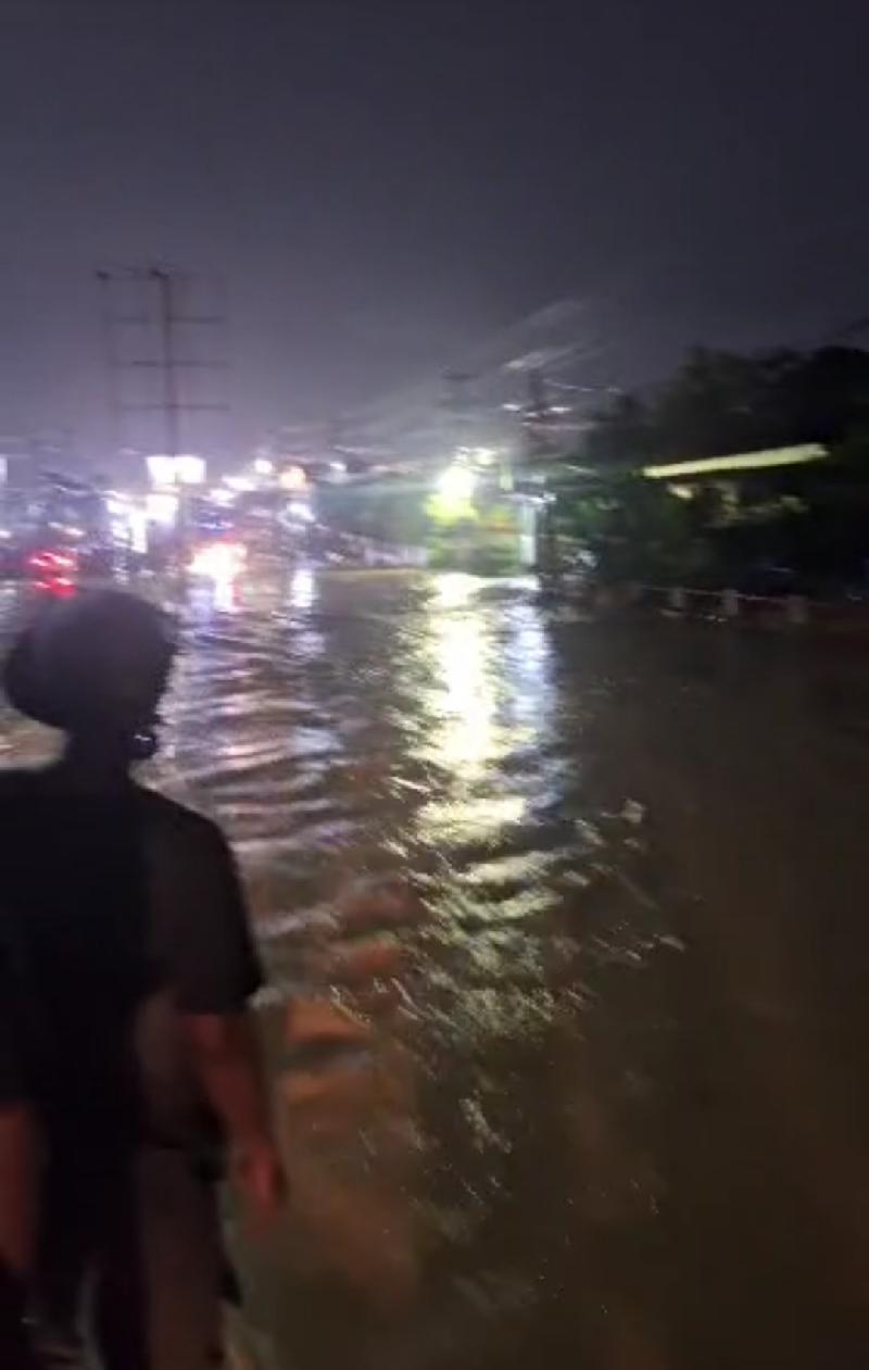 Banjir di Jalan Raya Hajimena, Laju Kendaraan Lumpuh Total 
