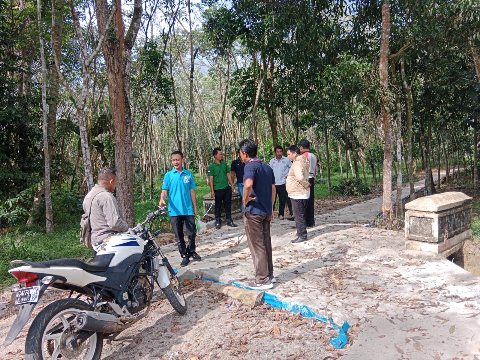 Tim Kecamatan Way Tuba Monev Pembangunan Dana Desa di Kampung Ramsai