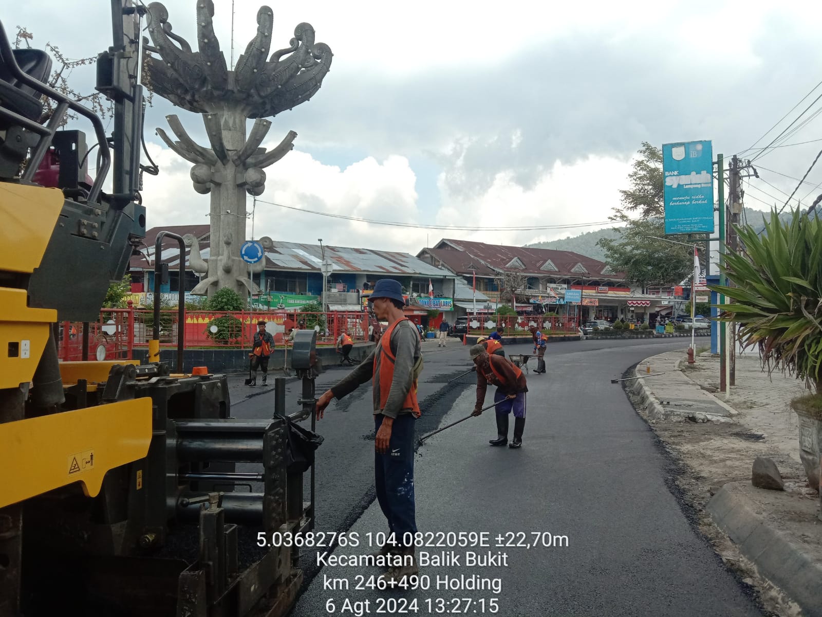 Perbaiki Jalan Nasional, BPJN Lapis Ulang Aspal Sepanjang 2 KM di Pasar Liwa