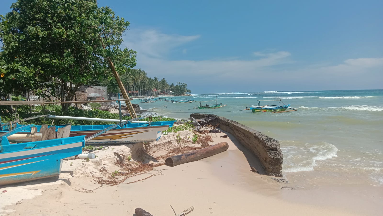 Talud Penahan Abrasi Pantai Tanjung Setia Rusak