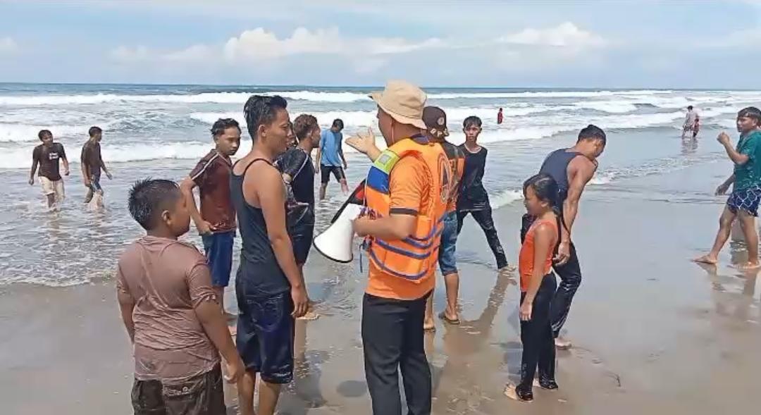 Kunjungan Masih Tinggi, BPBD Pesisir Barat Perketat Mitigasi di Pantai Mandiri