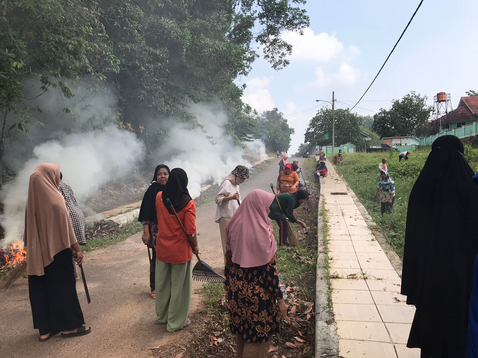 Memasuki Musim Hujan, Kampung Negeri Agung Gotong Royong Bersihkan Drainase