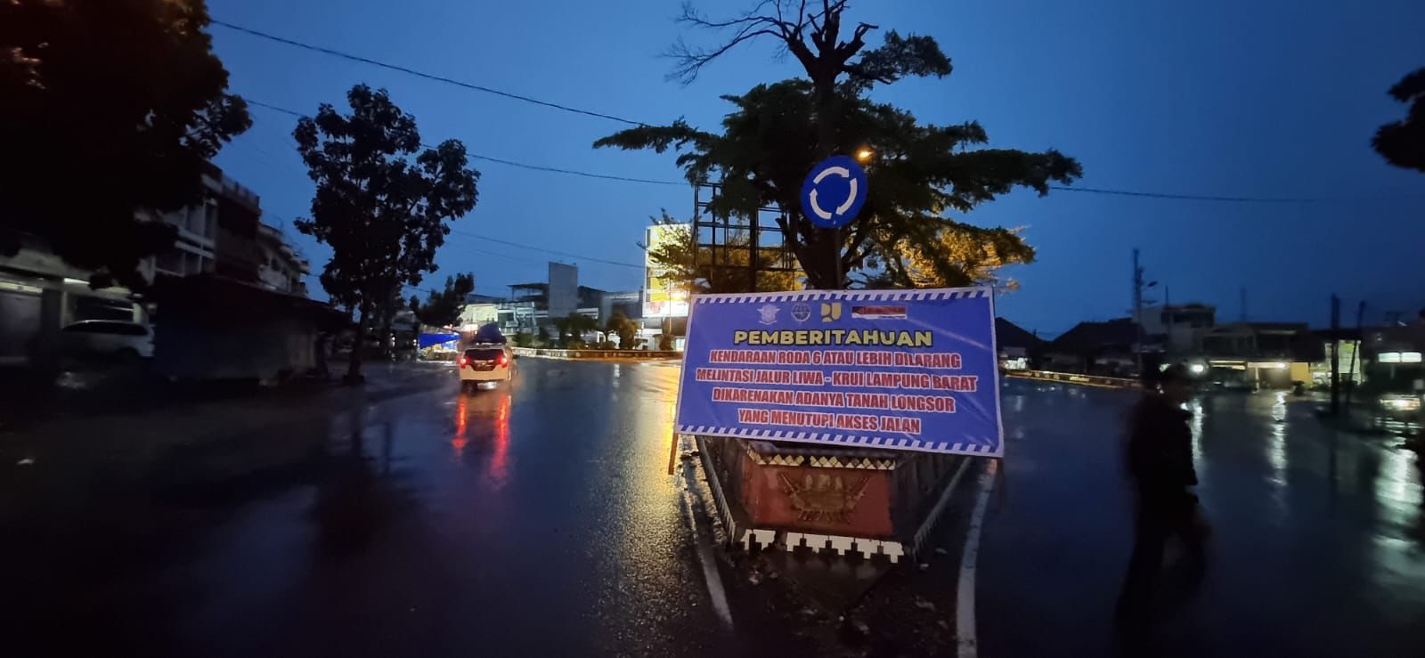 Antisipasi Kendaraan Besar Melintas di Jalan Liwa-Krui, Polisi Pasang Spanduk di Pintu Masuk Lampung Barat 
