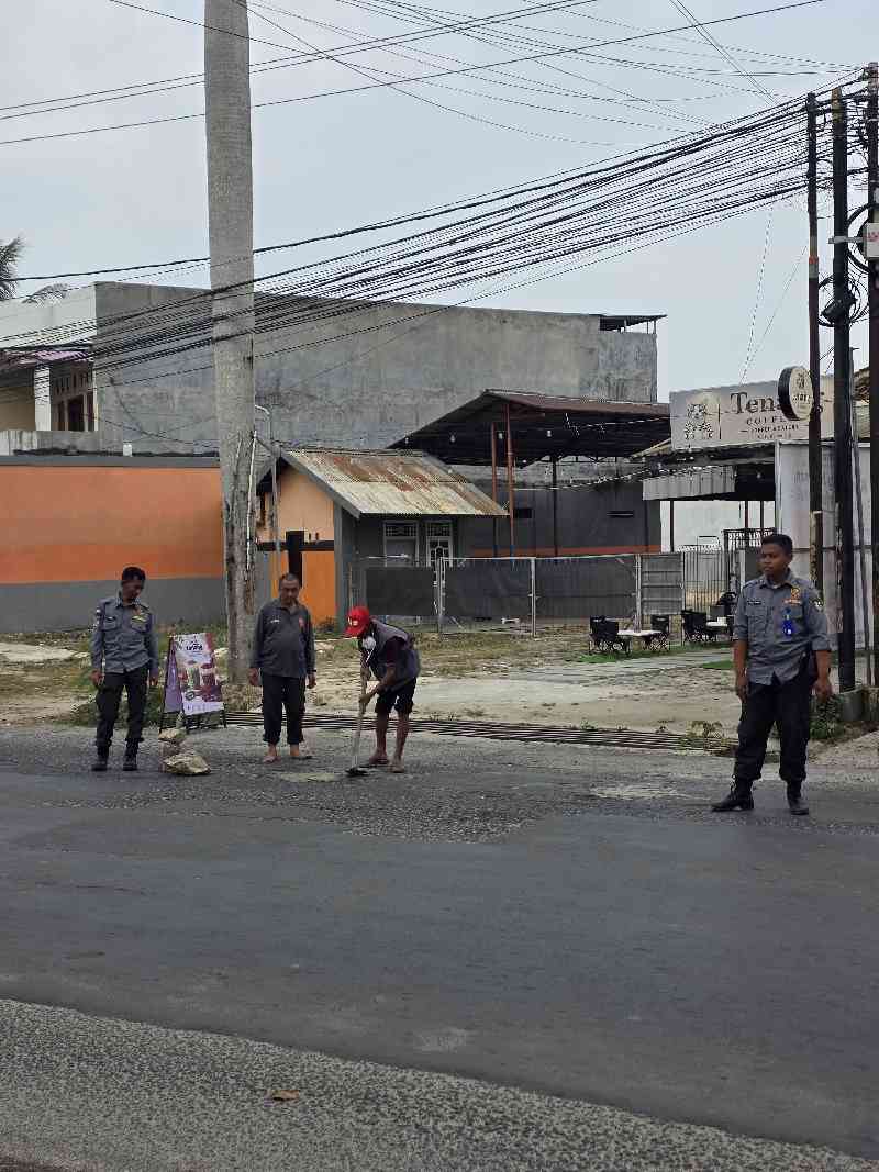 Antisipasi Kecelakaan, Lubang Jalan Ratu Di Balau Ditutup Semen dan Batu Split
