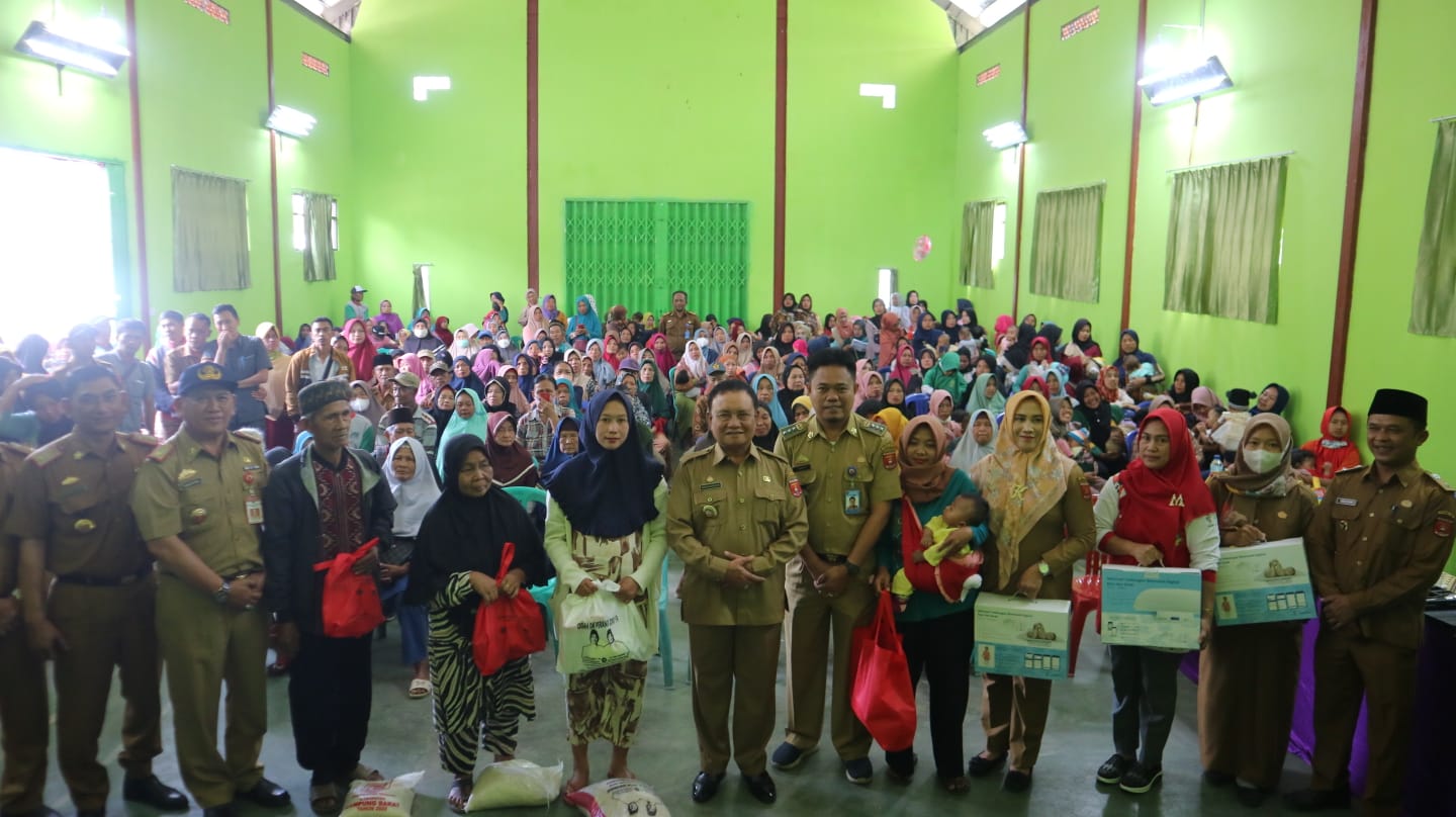 Jalin Silaturahmi di Sisa Masa Jabatan, Wabup Mad Hasnurin Bagikan 800 Paket Sembako 