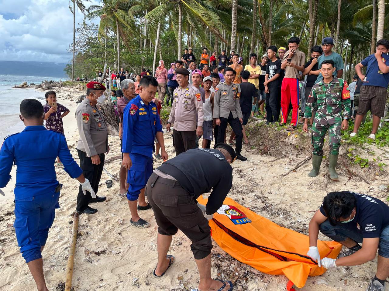 Polres Pesisir Barat Lakukan Identifikasi Dua Mayat Misterius di Pantai Walur