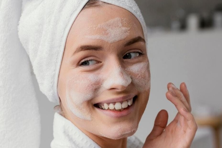 Perbedaan Face Wash dan Face Scrub: Mana yang Tepat untuk Kulitmu?