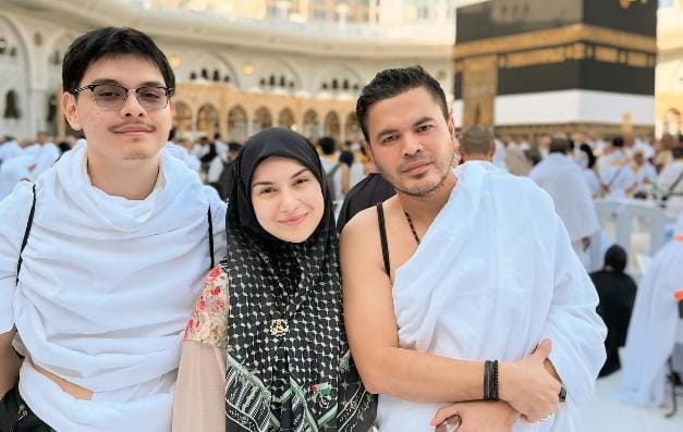 Simbol Cinta dan Keimanan, Momen Haru Irish Bella dan Haldy Sabri di Depan Kakbah