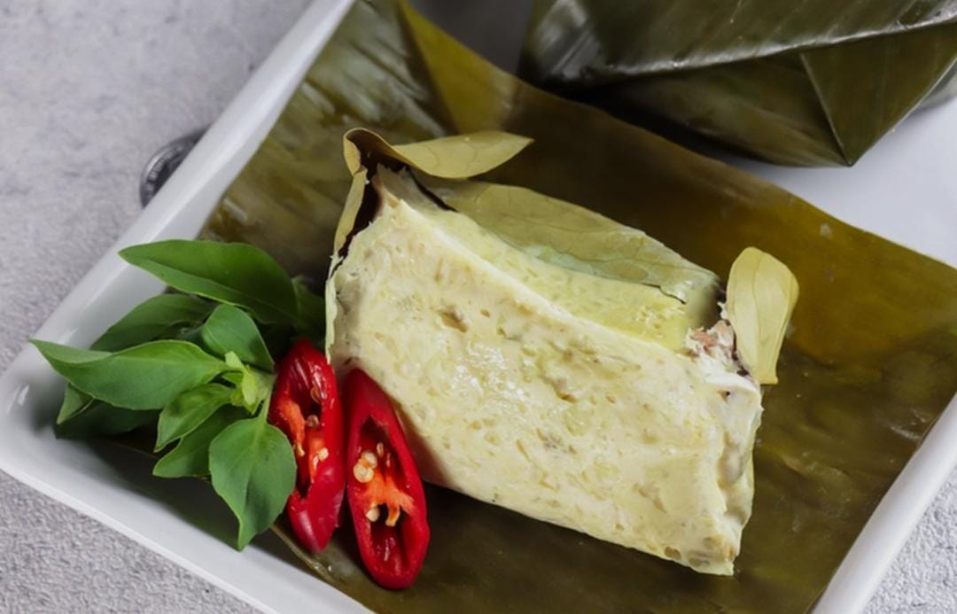 Tum Ayam, Hidangan Tradisional Bali yang Kaya Rempah dan Aroma Daun Pisang