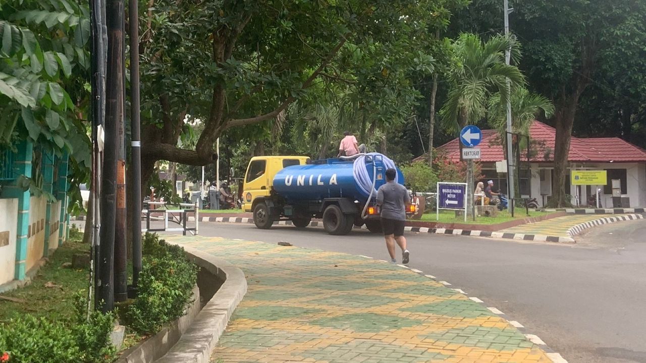 UNILA Semprot Taman dengan Mobil Tangki Air, Wujud Nyata Green Campus