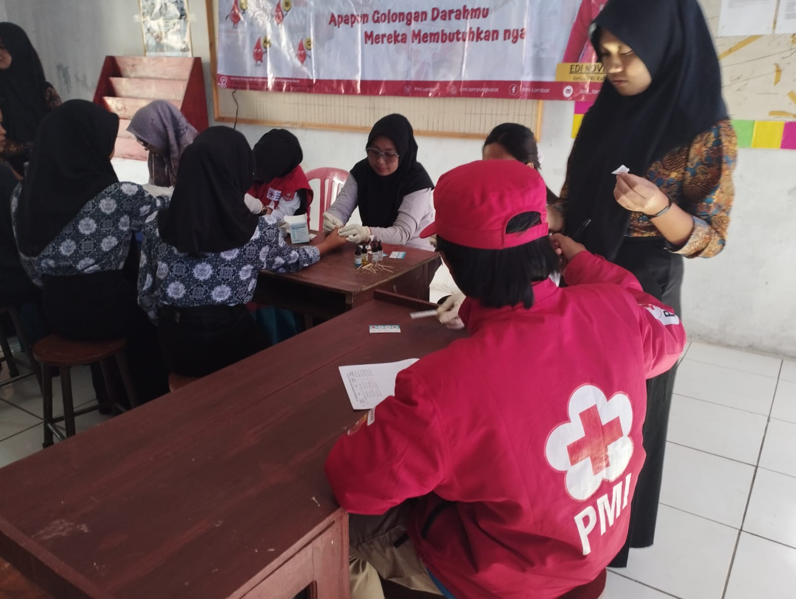 PMI Lampung Barat Gelar Bakti Sosial Cek Golongan Darah di SMAN 1 Air Hitam