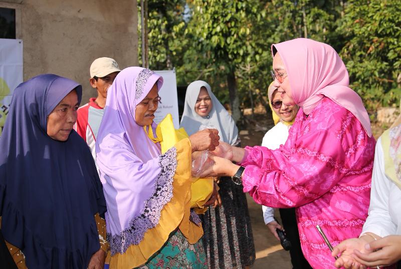 Ketua TP PKK Lampung Riana Beri Bantuan Sembako dari Program Siger kepada Warga Batu Putuk