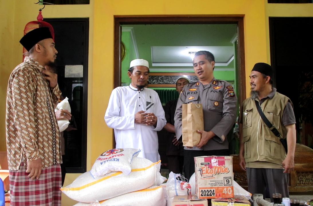 Polres Pringsewu Serahkan Bantuan ke Ponpes Madinatul Ilmi