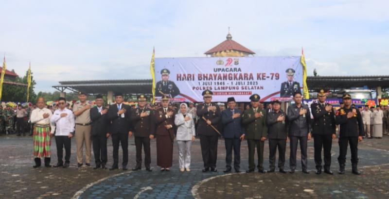 HUT Bhayangkara Ke-79, Polres Lamsel Berikan Penghargaan Kepada Sejumlah Tokoh dan Personil 