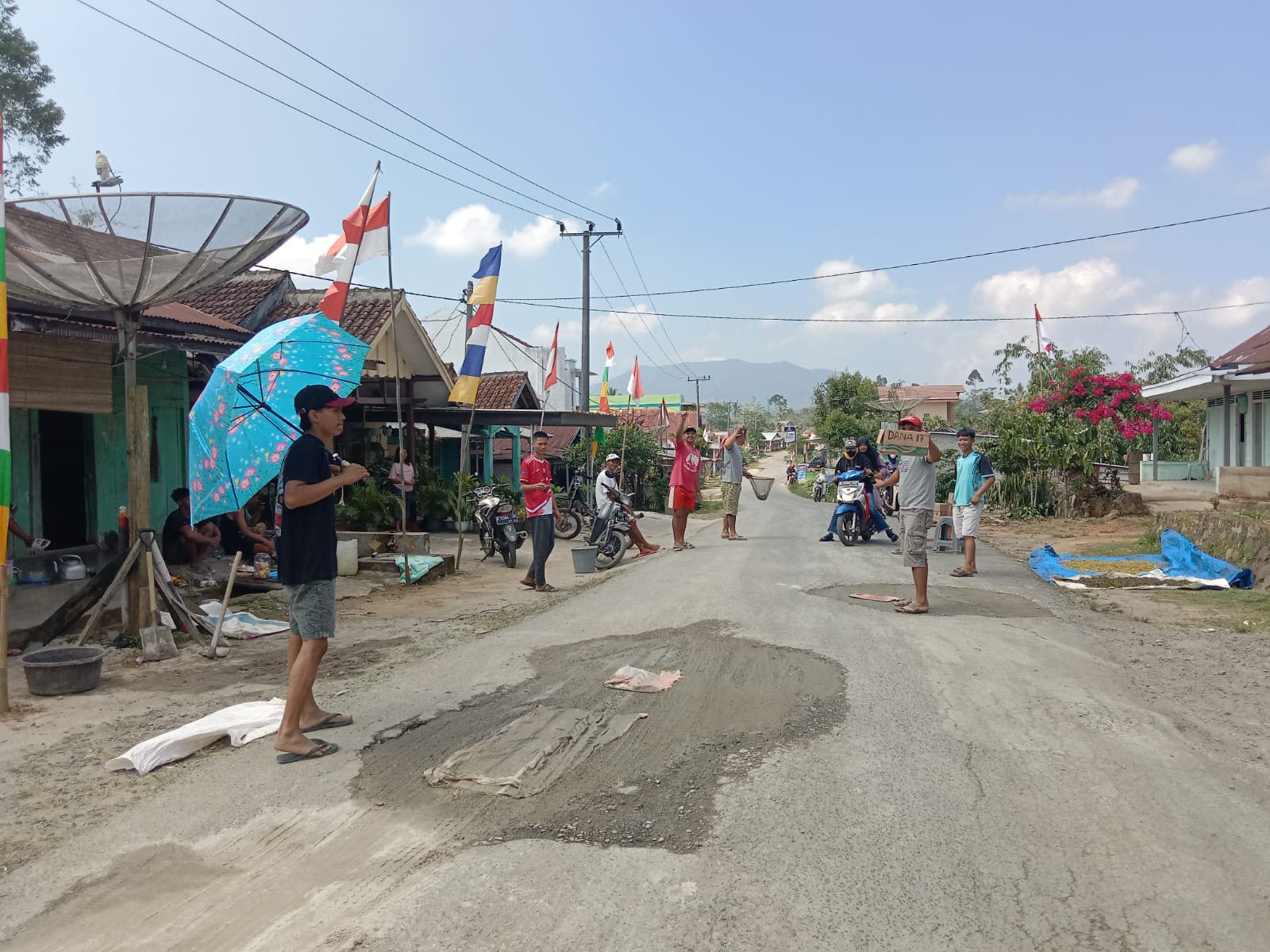 Cegah Lakalantas, Pemuda Pekon Pampangan Swadaya Timbun Jalan 