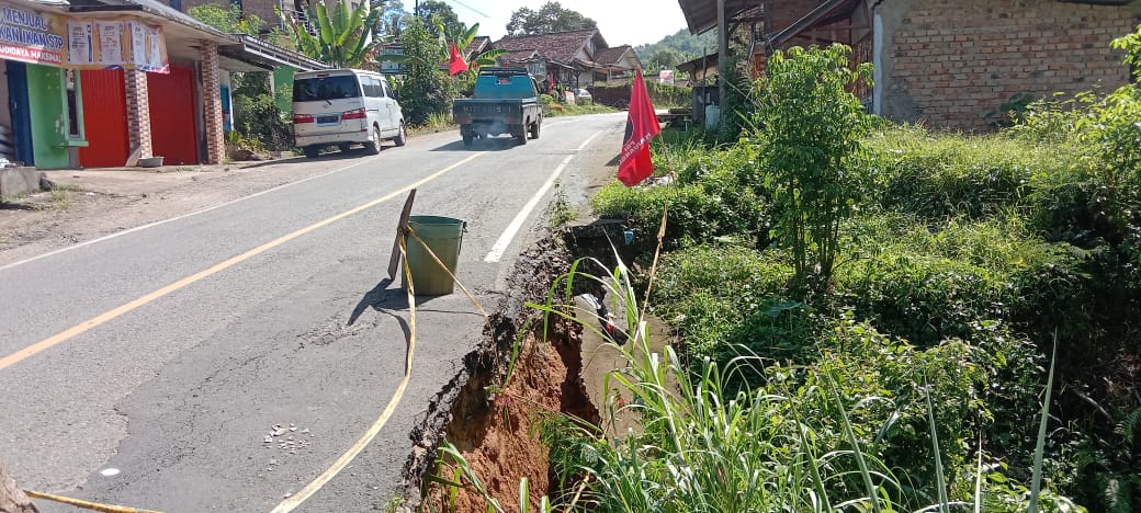 Jalan Longsor di Sumberjaya Butuh Penanganan