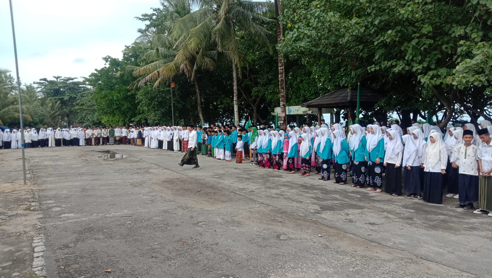 Sarungan, Santri di Pesbar Ikuti Upacara Peringatan Hari Santri