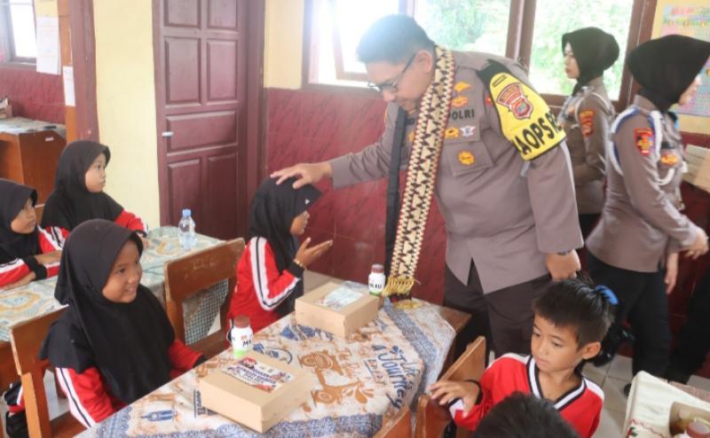 Polres Lampung Selatan Gelar Program Makan Bergizi Gratis untuk Anak Sekolah