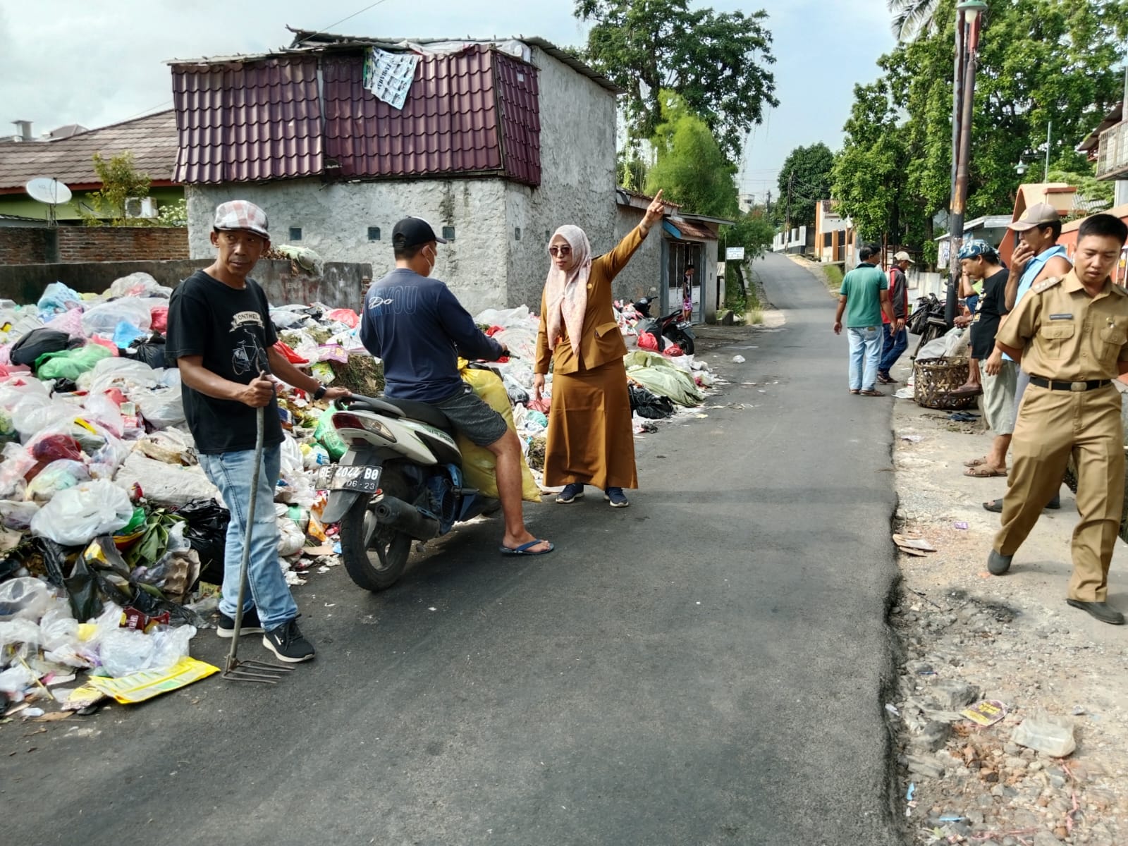 Lurah Gedong Air Imbau Warga Buang Sampah di Tempat yang Sudah Disediakan