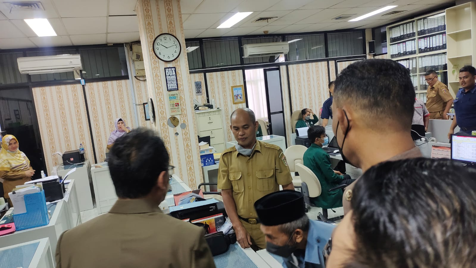 Halal Bihalal, Mingrum Gumay Tak Segan Kunjungi Ruangan Staff DPRD Lampung